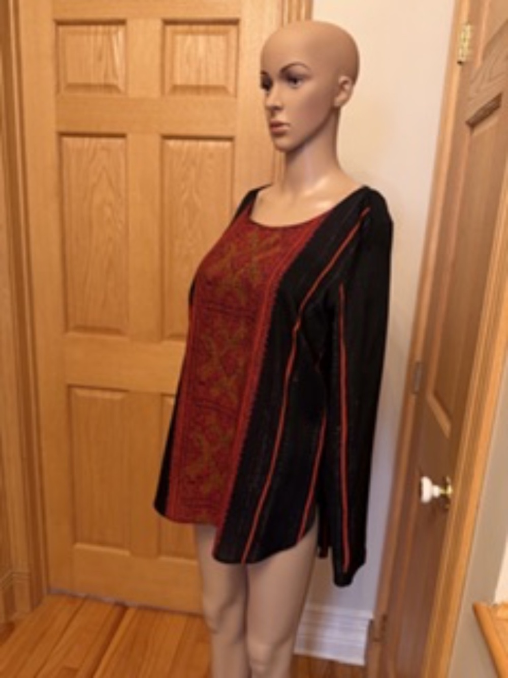 AKRIS Size 12 black and red long sleeve blouse
